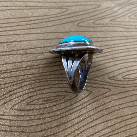 Gorgeous vintage turquoise ring. Size 6. - Picture 4 of 10
